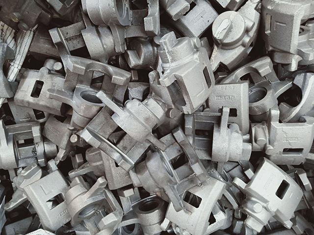 Каково содержание углерода в отливках из ковкого чугуна?